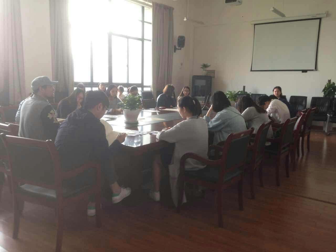 201604151460705976_727151.jpg 2015-2016-2学生座谈会照片.jpg